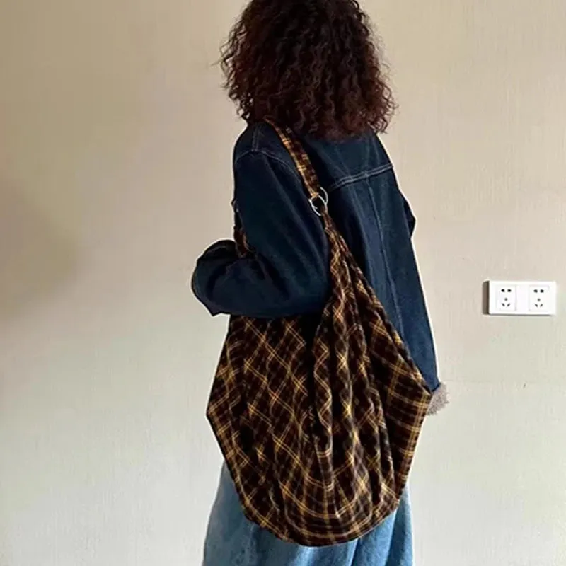 Uakiss Vintage Plaid Large Capacity Trendy Casual Tote Backpack Versatile Handbag Oversized Canvas Armpit Bag Scotland Style